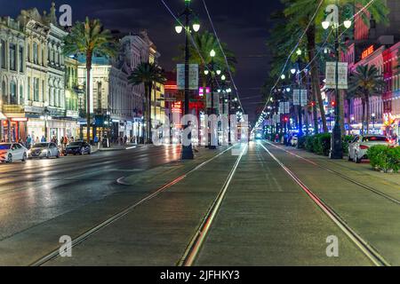 Straßenbahnen durch die Canal Street bei Nacht Stockfoto