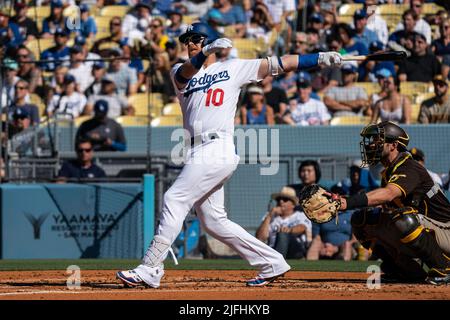 Los Angeles Dodgers dritter Baseman Justin Turner (10) trifft einen Solo-Heimlauf während eines MLB-Spiels gegen die San Diego Padres, Samstag, 2. Juli 2022, bei D Stockfoto