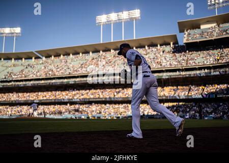 Los Angeles Dodgers der dritte Baseman Justin Turner (10) nimmt das Feld während eines MLB-Spiels gegen die San Diego Padres am Samstag, 2. Juli 2022, in Dodger ein Stockfoto