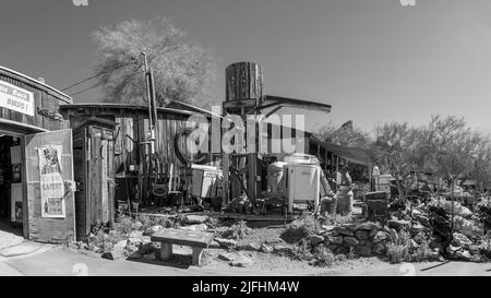 Oatman Ghost Town, USA - 3. März 2019: Blick auf die berühmte lebende Geisterstadt entlang der historischen Route 66. Müll wird an der Hauswand geheftet. Stockfoto