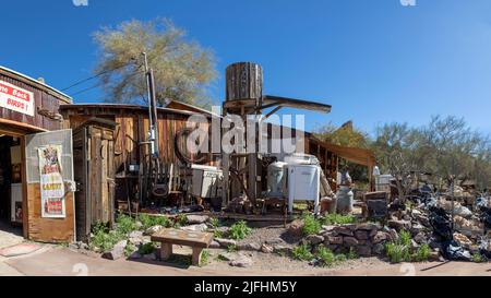 Oatman Ghost Town, USA - 3. März 2019: Blick auf die berühmte lebende Geisterstadt entlang der historischen Route 66. Müll wird an der Hauswand geheftet. Stockfoto