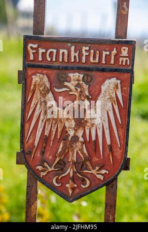 Hochheim, Deutschland - 25. April 2021: schild mit Adler für die Stadt Frankfurt bei einem Weinberg in Hochheim, Deutschland. Frankfurt besitzt Weinberge in Hochheim Stockfoto