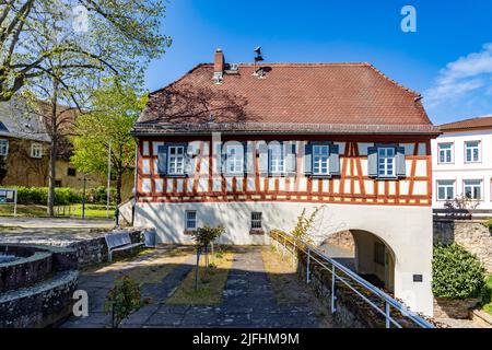 Hochheim, Deutschland - 25. April 2021: Altes historisches Fachwerkpriesterhaus in Hochheim. Heute ist es im Besitz der Stadt Hochheim. Stockfoto