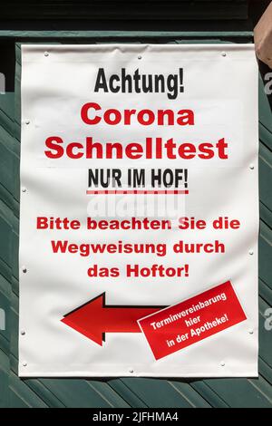Hochheim, Deutschland - 25. April 2021: Poster mit deutscher Beschreibung des Corona-Tests. Text in englisch: Achtung Corona Test auf tge Hof. Bitte fo Stockfoto