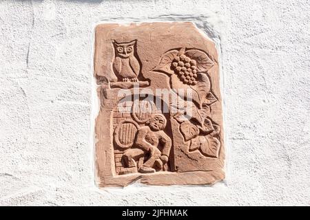 Hochheim, Deutschland - 25. April 2021: Sandstein-Signet eines Weinguts mit Eule und Weinblatt im Rheingau in Deutschland. Stockfoto