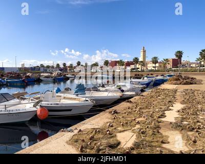 Fischerboote parkten im Hafen Stockfoto