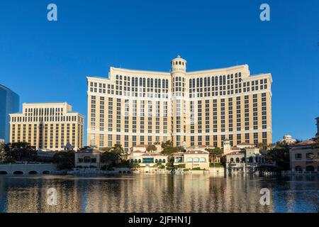 Las Vegas, USA - 25. Mai 2022: Blick auf das Bellagio Hotel mit Blick auf den See im frühen Morgenlicht, Las Vegas, USA. Stockfoto