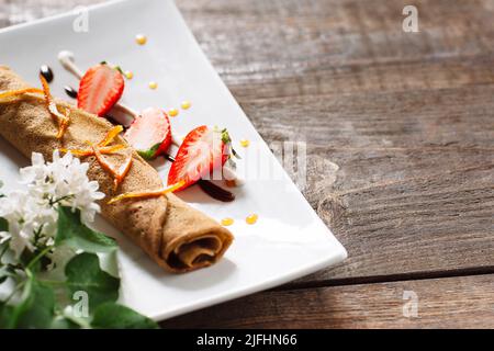 Crepe mit Erdbeere auf weißem Teller Copyspace Stockfoto