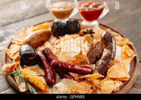 Biersnacks auf Holzplatte Stockfoto