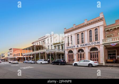 Sacramento, USA - 4. Juni 2022: Straße der Altstadt Sacramento mit historischen Häusern. Stockfoto