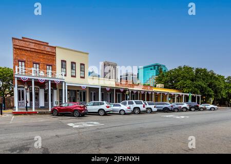 Sacramento, USA - 4. Juni 2022: Straße der Altstadt Sacramento mit historischen Häusern. Stockfoto