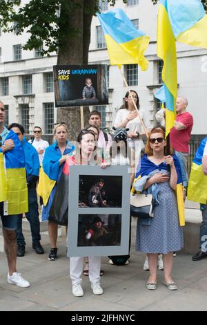 London, Großbritannien. 03.. Juli 2022. Protest: Die westliche Welt verspricht, die Ukraine mit Bewaffnung zu unterstützen, Schande über Sie, die nicht erfüllt wurde. Ukrainer sind mutige Menschen, Wir brauchen keine NATO, um im Krieg zu kämpfen, alles, was wir fragen, sind militärische Waffen und Ausrüstung. Fordern Sie auch totale Sanktionen gegen Russland außerhalb der Downing Street, London, Großbritannien. - 3. Juli 2022. Quelle: Siehe Li/Picture Capital/Alamy Live News Stockfoto