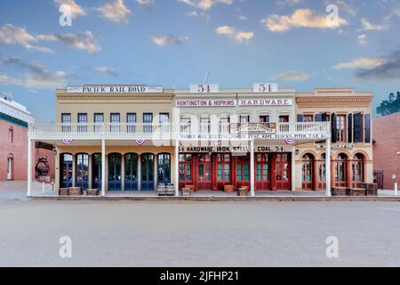 Sacramento, USA - 4. Juni 2022: Straße der Altstadt Sacramento mit historischen Häusern. Stockfoto