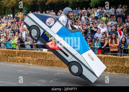 Alexandra Palace, London, Großbritannien. 3. Juli 2022. Schräge und abgedrehte Soapbox-Designs rasten den Hügel hinunter durch den Alexandra Park unterhalb ‘von „Ally Pally“ und über Sprünge, die die Designs und Fahrfähigkeiten der Teams testeten. Rund 70 handgefertigte Wagen, die rein von der Schwerkraft angetrieben wurden, und ein Schub der Crews von der Spitze des Hügels versuchten, die schnellste Zeit zu setzen. Viele kamen vor der Ziellinie zur Trauer. Rennsieger Go Go Gadget Kart springt in Richtung Ziellinie Stockfoto