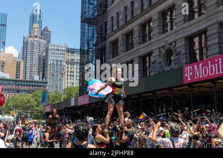 Jubeln Sie New York bei der Pride Parade in NYC am 26. Juni 2022 Stockfoto