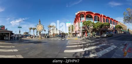 San Francisco, USA - 7. Juni 2022: An einem sonnigen Nachmittag essen und schauen die Menschen gerne auf den Fischerhafen in San Francisco. Stockfoto