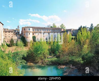 Palazzo Ducale Urbania, Italien - 30. April 2022: Palazzo Ducale und Metauro, Blick von der Ponte del Riscatus. Stockfoto