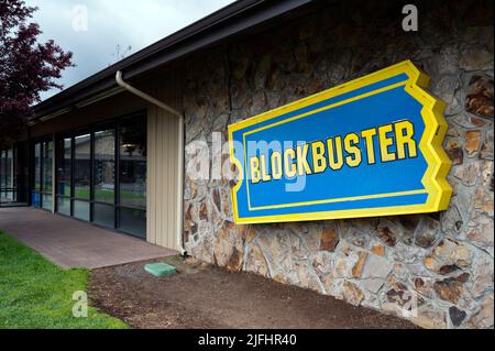 Bend, Oregon, USA. 19.. Juni 2022. Der letzte verbliebene Blockbuster-Videoladen ist am 19. Juni 2022 in Bend, Oregon, zu sehen. Blockbuster LLC schloss bis 2014 alle unternehmenseigenen Geschäfte und überließ den Standort Bend als einen von 50 verbleibenden Franchise-Stores. Im Juli 2018 wurde es der letzte verbliebene Blockbuster in den Vereinigten Staaten und im März 2019 der letzte in der Welt. (Bild: © David Becker/ZUMA Press Wire) Stockfoto