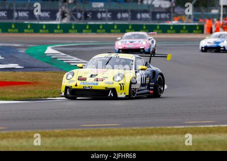 Silverstone, Großbritannien. 2.. Juli 2022. #13 Adam Smalley (GB, CLRT), Porsche Mobil 1 Supercup auf dem Silverstone Circuit am 2. Juli 2022 in Silverstone, Großbritannien. (Foto von HIGH TWO) Quelle: dpa/Alamy Live News Stockfoto