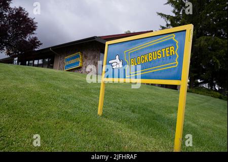 19. Juni 2022 - Bend, Oregon, USA - der letzte verbliebene Blockbuster-Videostore wird am 19. Juni 2022 in Bend, Oregon, gesehen. Blockbuster LLC schloss bis 2014 alle unternehmenseigenen Geschäfte und überließ den Standort Bend als einen von 50 verbleibenden Franchise-Stores. Im Juli 2018 wurde es der letzte verbliebene Blockbuster in den Vereinigten Staaten und im März 2019 der letzte in der Welt. (Bild: © David Becker/ZUMA Press Wire) Stockfoto