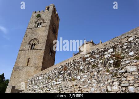 Erice, Sizilien: Real Duomo (Real Chiesa Madrice Insigne Collegiata) erbaut im Jahr 1314 gewidmet der Himmelfahrt der Jungfrau und König Friedrichs Turm Stockfoto