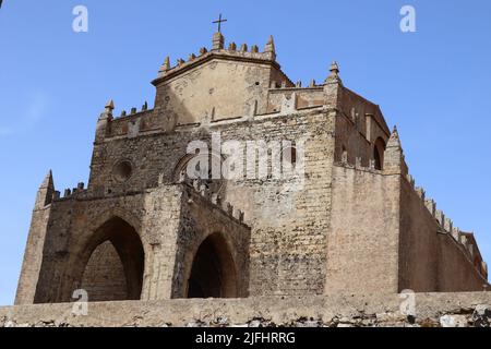 Erice, Sizilien: Real Duomo (Real Chiesa Madrice Insigne Collegiata) erbaut im Jahr 1314 gewidmet der Himmelfahrt der Jungfrau und König Friedrichs Turm Stockfoto