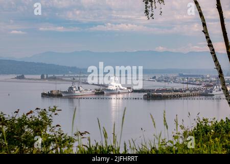 Everett, WA - USA -06-02-2022: Navy Homeport Naval Station mit Schiffen im Dock Stockfoto