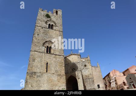 Erice, Sizilien: Real Duomo (Real Chiesa Madrice Insigne Collegiata) erbaut im Jahr 1314 gewidmet der Himmelfahrt der Jungfrau und König Friedrichs Turm Stockfoto