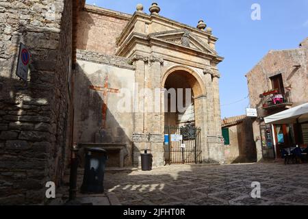 Erice, Sizilien: Real Duomo (Real Chiesa Madrice Insigne Collegiata) erbaut im Jahr 1314 gewidmet der Himmelfahrt der Jungfrau und König Friedrichs Turm Stockfoto