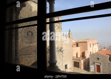 Erice, Sizilien: Real Duomo (Real Chiesa Madrice Insigne Collegiata) erbaut im Jahr 1314 gewidmet der Himmelfahrt der Jungfrau und König Friedrichs Turm Stockfoto