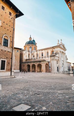 Palazzo Ducale Urbino, Italien - 30. April 2022: Kathedrale Santa Maria Assunta Blick von der Piazza Duca Federico. Stockfoto