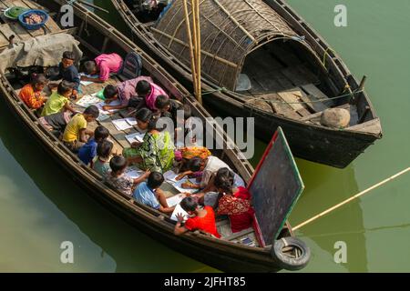 Zigeunerkinder besuchen eine schwimmende Schule auf einem Kanal in Sahapur in Sonargaon, Narayanganj, Bangladesch. Stockfoto