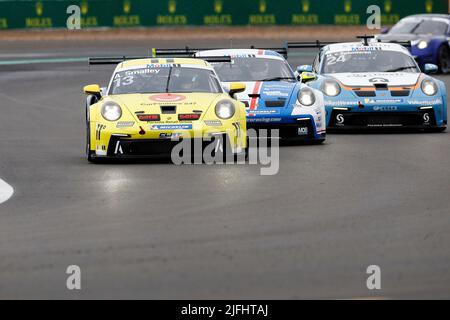 Silverstone, Großbritannien. 2.. Juli 2022. #13 Adam Smalley (GB, CLRT), Porsche Mobil 1 Supercup auf dem Silverstone Circuit am 2. Juli 2022 in Silverstone, Großbritannien. (Foto von HIGH TWO) Quelle: dpa/Alamy Live News Stockfoto