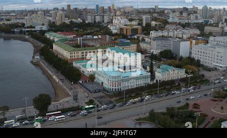 Eine wunderschöne Großstadt aus der Vogelperspektive. Die helle Stadt Jekaterinburg, das Stadtzentrum mit Hochhäusern, einem Fluss und Stockfoto