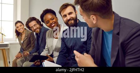 Verschiedene Kandidaten stehen für ein Interview an und erzählen Geschichten, die Erfahrungen austauschen. Stockfoto