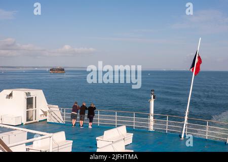 An Bord einer Cross-Channel-Fähre von Portsmouth nach Caen, im Solent, vorbei an Isle of Wight und No man's Land Fort: Hampshire, Großbritannien Stockfoto