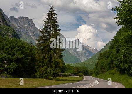 Die Straße über die Alpen von Grenoble nach Briançon bei Les Clavaux, Livet-et-Gavet, Isère, Frankreich Stockfoto