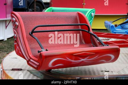 Die leeren Sitze einer Fast Spinning Fun Fair Ride. Stockfoto