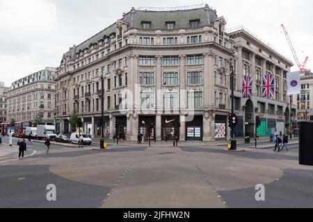 Im Zentrum Londons war es ungewöhnlich leer und verlassen, als der Eisenbahnstreik unter Führung der RMT Union den zweiten Tag andauert. Im Bild: Oxford Circus erscheint e Stockfoto