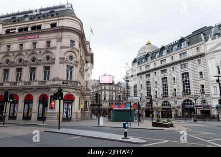 Im Zentrum Londons war es ungewöhnlich leer und verlassen, als der Eisenbahnstreik unter Führung der RMT Union den zweiten Tag andauert. Im Bild: Piccadilly Circus sieht aus Stockfoto