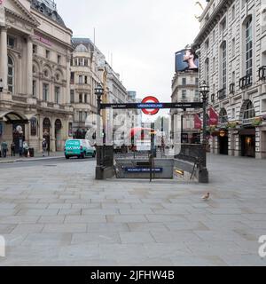 Im Zentrum Londons war es ungewöhnlich leer und verlassen, als der Eisenbahnstreik unter Führung der RMT Union den zweiten Tag andauert. Im Bild: Piccadilly Circus sieht aus Stockfoto