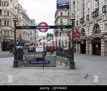 Im Zentrum Londons war es ungewöhnlich leer und verlassen, als der Eisenbahnstreik unter Führung der RMT Union den zweiten Tag andauert. Im Bild: Piccadilly Circus sieht aus Stockfoto