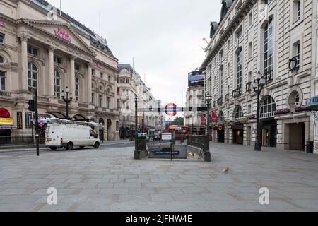 Im Zentrum Londons war es ungewöhnlich leer und verlassen, als der Eisenbahnstreik unter Führung der RMT Union den zweiten Tag andauert. Im Bild: Piccadilly Circus sieht aus Stockfoto