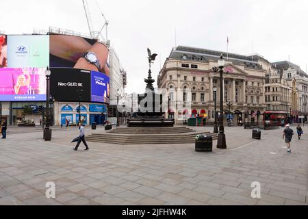 Im Zentrum Londons war es ungewöhnlich leer und verlassen, als der Eisenbahnstreik unter Führung der RMT Union den zweiten Tag andauert. Im Bild: Piccadilly Circus sieht aus Stockfoto