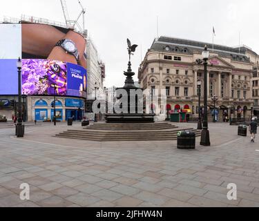 Im Zentrum Londons war es ungewöhnlich leer und verlassen, als der Eisenbahnstreik unter Führung der RMT Union den zweiten Tag andauert. Im Bild: Piccadilly Circus sieht aus Stockfoto