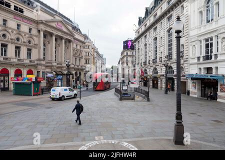 Im Zentrum Londons war es ungewöhnlich leer und verlassen, als der Eisenbahnstreik unter Führung der RMT Union den zweiten Tag andauert. Im Bild: Piccadilly Circus sieht aus Stockfoto