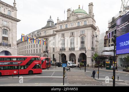 Im Zentrum Londons war es ungewöhnlich leer und verlassen, als der Eisenbahnstreik unter Führung der RMT Union den zweiten Tag andauert. Im Bild: Piccadilly Circus sieht aus Stockfoto