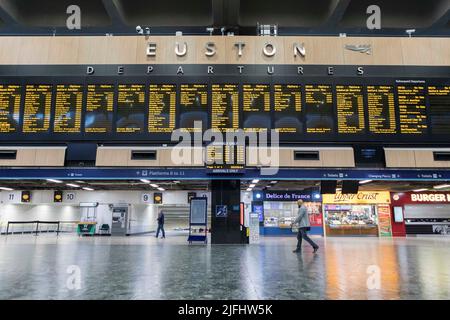 Die Auswirkungen des zweiten Tages der Eisenbahnstreiks unter Führung der Gewerkschaft GMT bleiben bis heute bestehen. Der Bahnhof Euston wird als relativ ruhig angesehen, mit Reisenden, die wai fahren Stockfoto