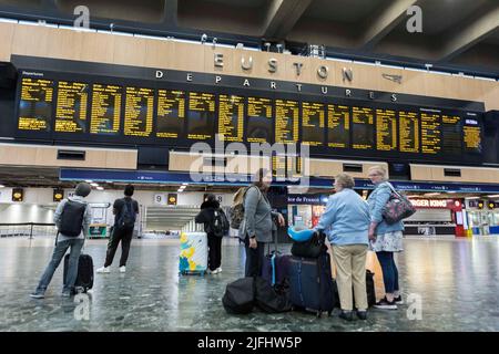 Die Auswirkungen des zweiten Tages der Eisenbahnstreiks unter Führung der Gewerkschaft GMT bleiben bis heute bestehen. Der Bahnhof Euston wird als relativ ruhig angesehen, mit Reisenden, die wai fahren Stockfoto