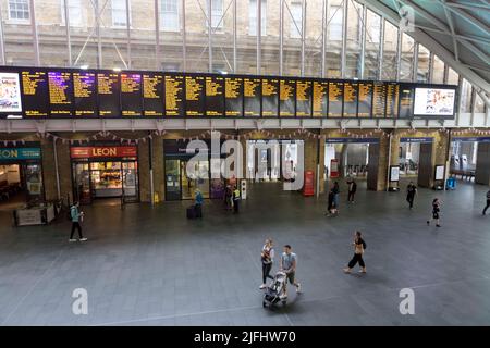 Die Auswirkungen des zweiten Tages der Eisenbahnstreiks unter Führung der Gewerkschaft GMT bleiben bis heute bestehen. Der Bahnhof London King’s Cross wird als relativ ruhig angesehen, mit t Stockfoto